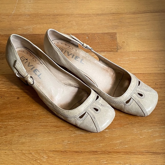 Cream Biviel retro pumps - Picture 8 of 9